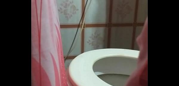  Espiando a mi prima en el baño